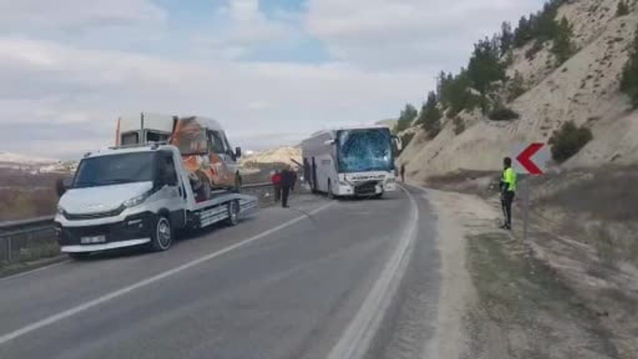 Mersin'de yolcu otobüsü ile minibüs çarpıştı: 2 yaralı