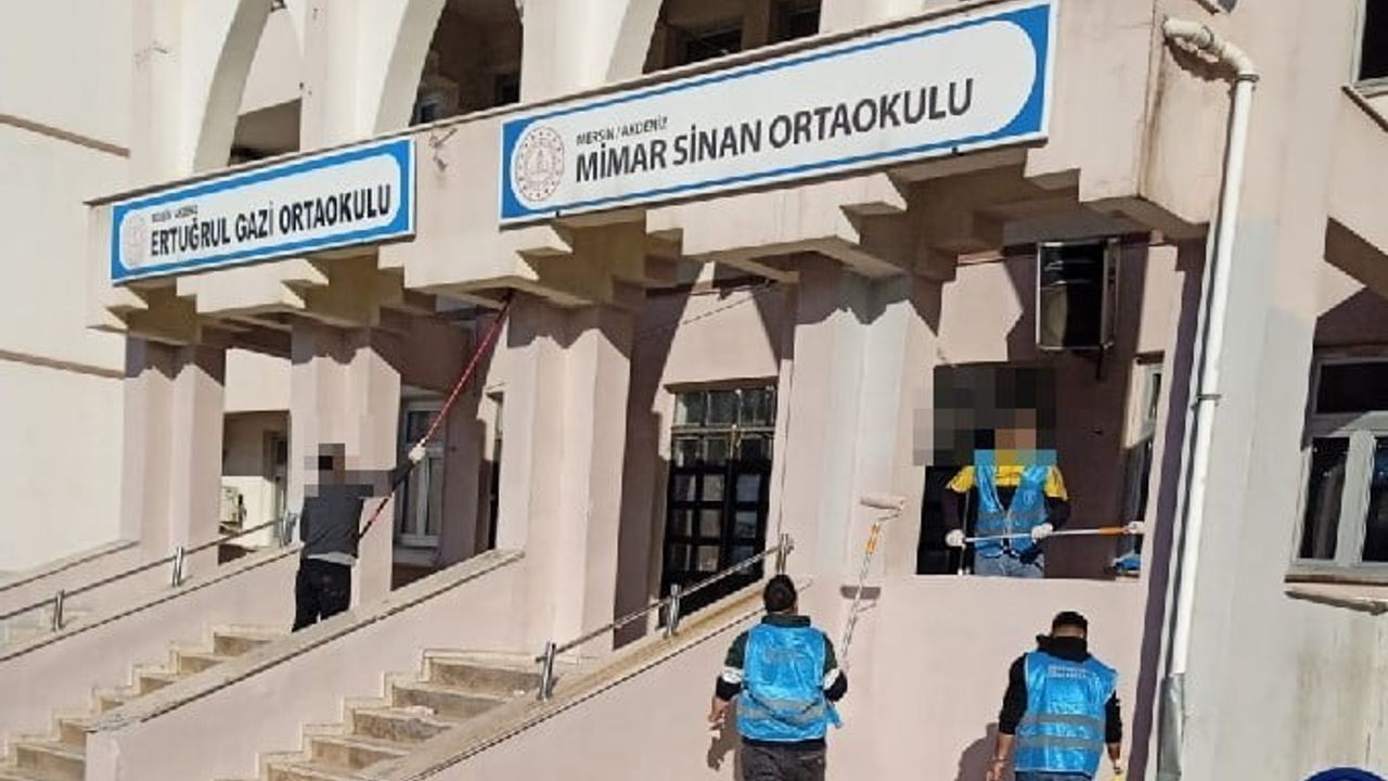 Mersin’de yükümlüler okulları temizleyip boyadı