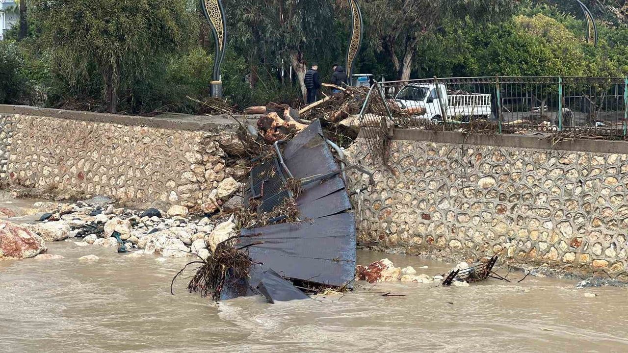 Mersin Mezitli Tece’de sel: Yıkılan yaya köprüsü ve su basan siteler dronla görüntülendi