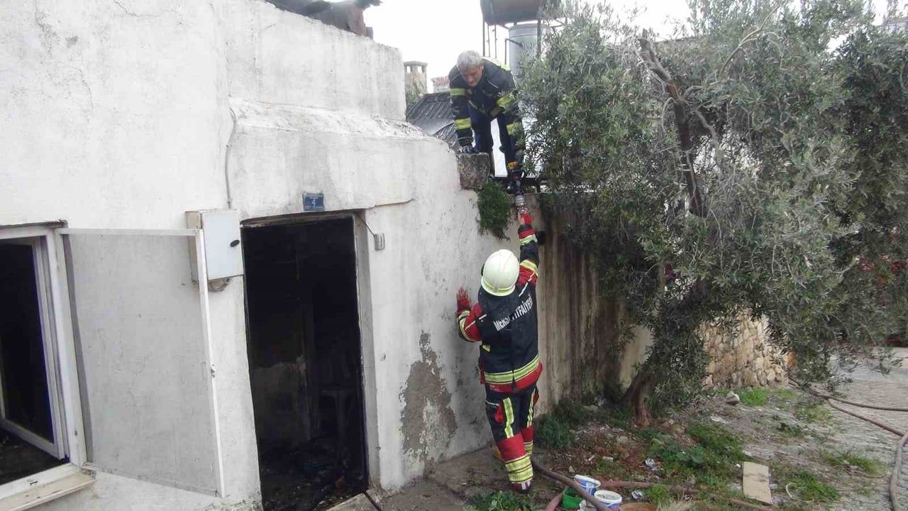 Mersin Silifke'de Konut Yangını: Camikebir Mahallesi'nde Ev Kullanılamaz Hale Geldi