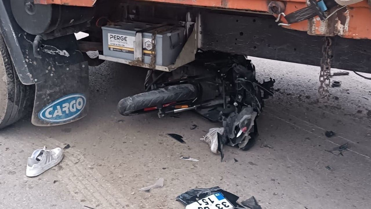 Mersin Tarsus'ta motosiklet kamyonun altına girdi, sürücü ağır yaralandı