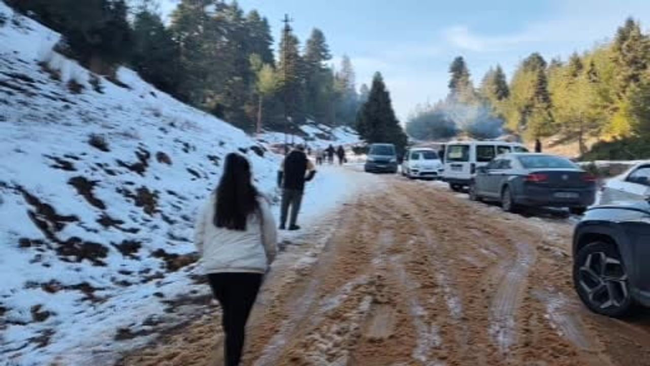 Mersin yaylalarına hafta sonu kar yağışı ziyaretçi akını