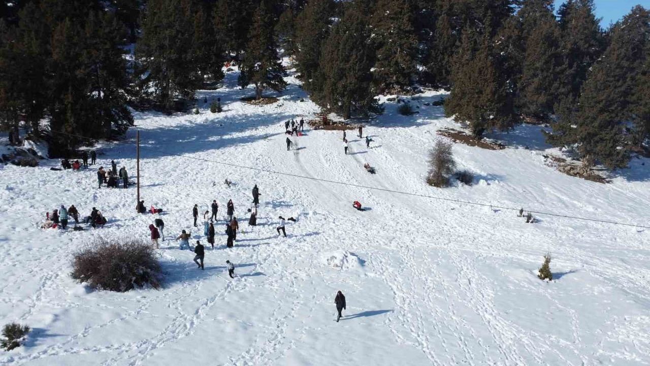 Mersin yükseklerinde kar çocuklara neşe oldu