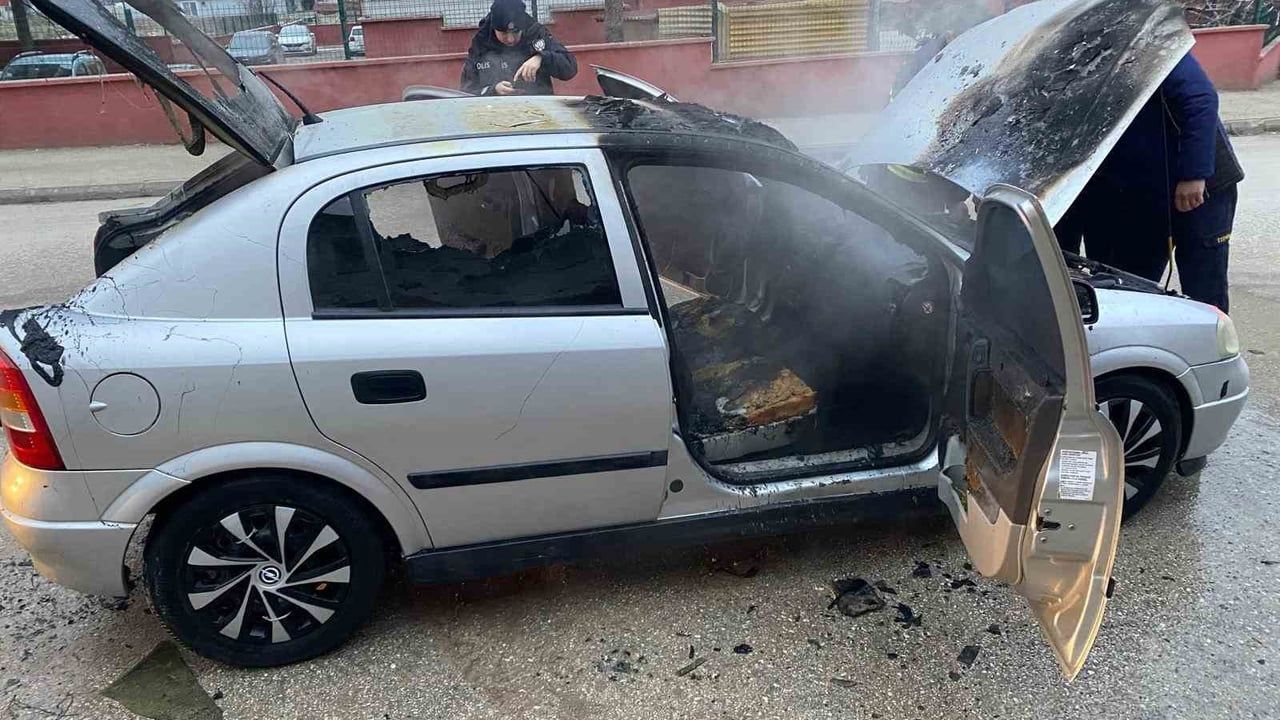 Merzifon'da park halindeki otomobil motor yangını sonrası kullanılamaz hale geldi