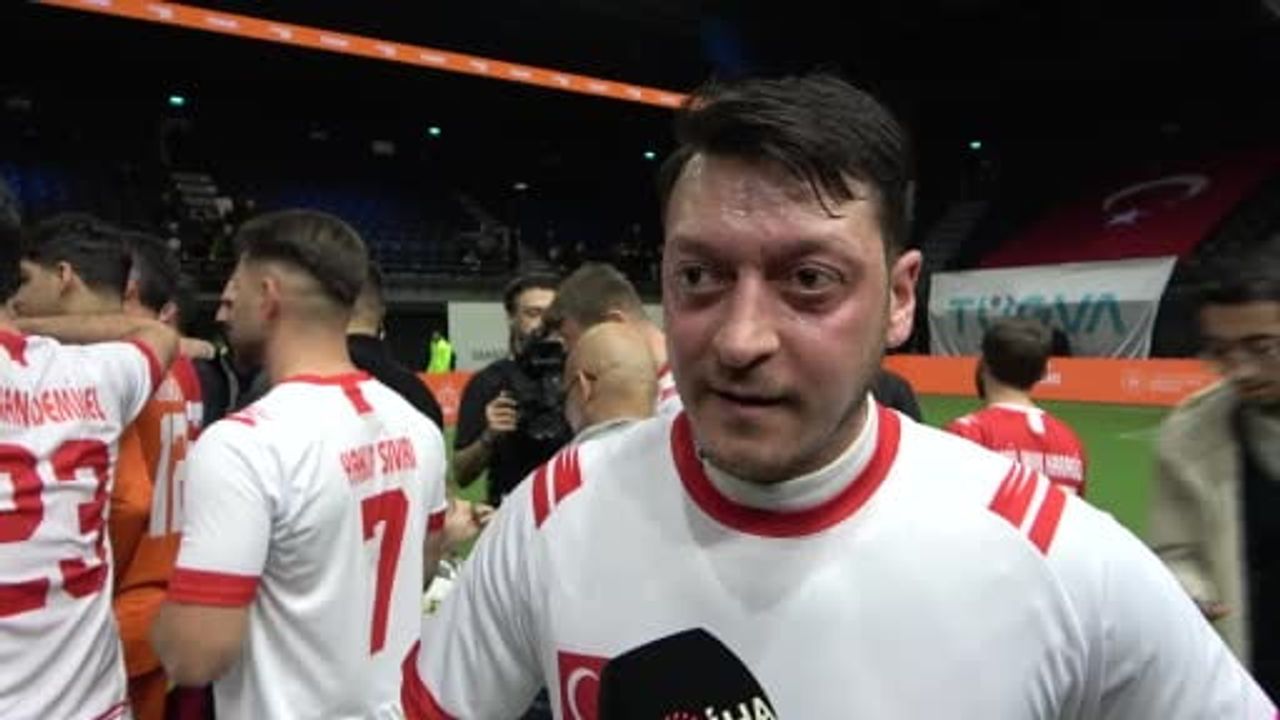 Mesut Özil: Fenerbahçe'nin zaferi hepimizi sevindiriyor