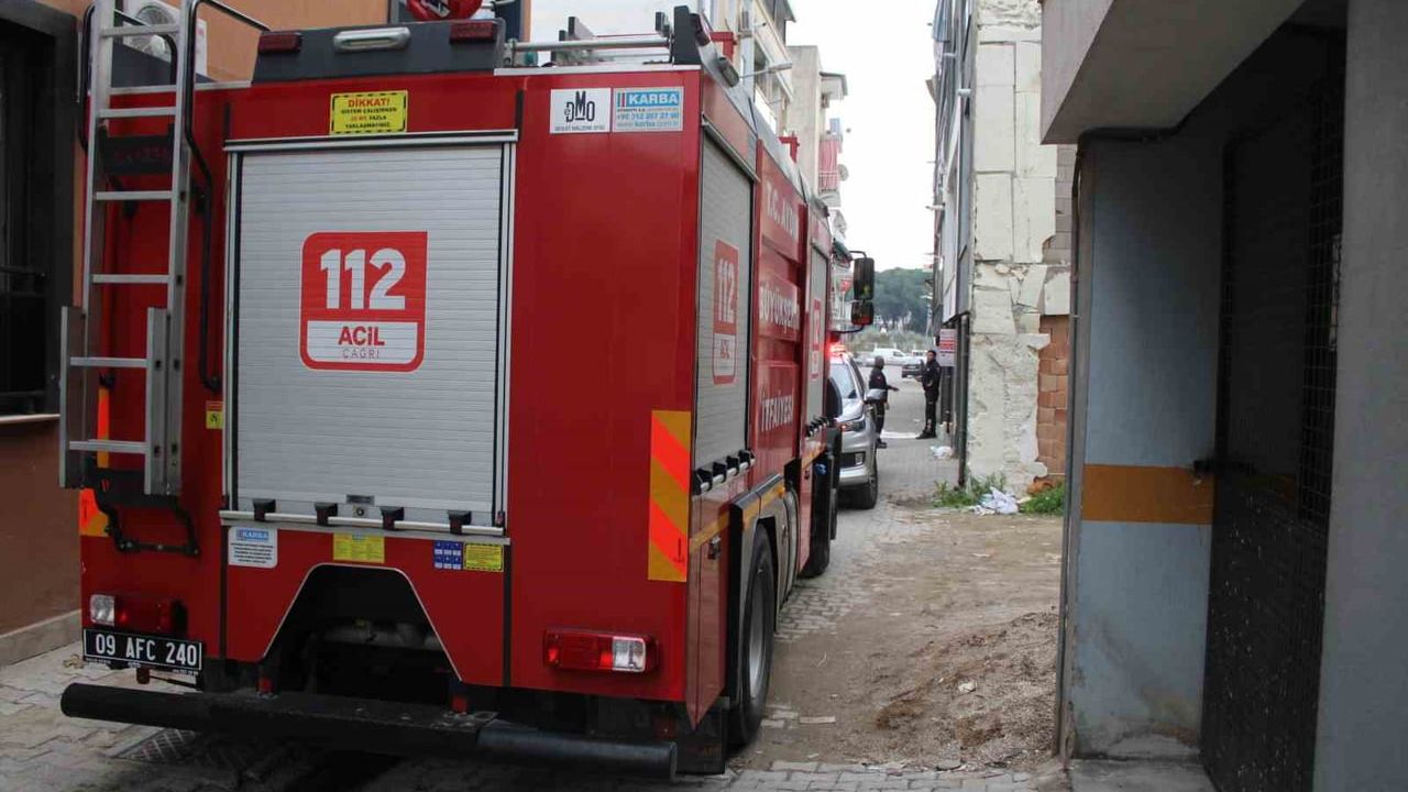 Metruk binadaki yangın Efeler'de itfaiye tarafından söndürüldü