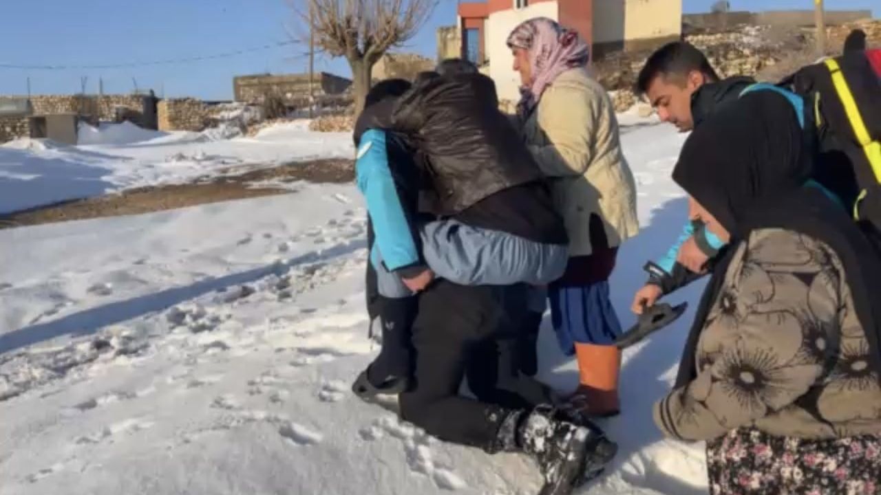 Midyat'ta UMKE personeli 84 yaşındaki hastayı sırtında taşıdı