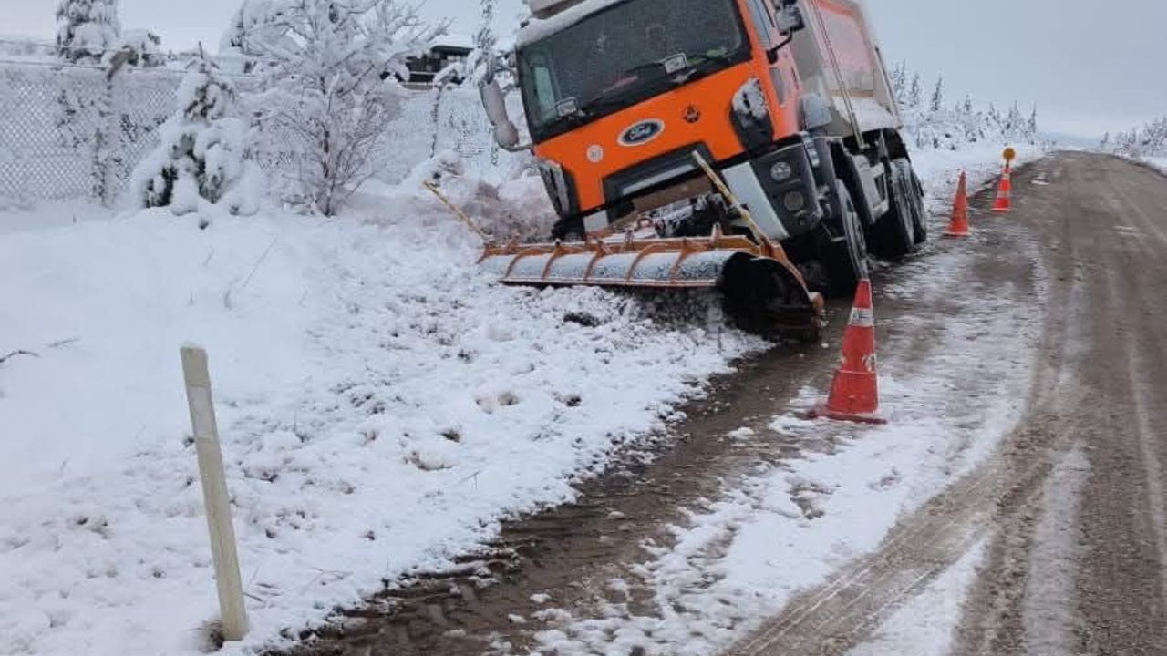 Mihalıççık’ta kar küreme kamyonu yoldan çıktı