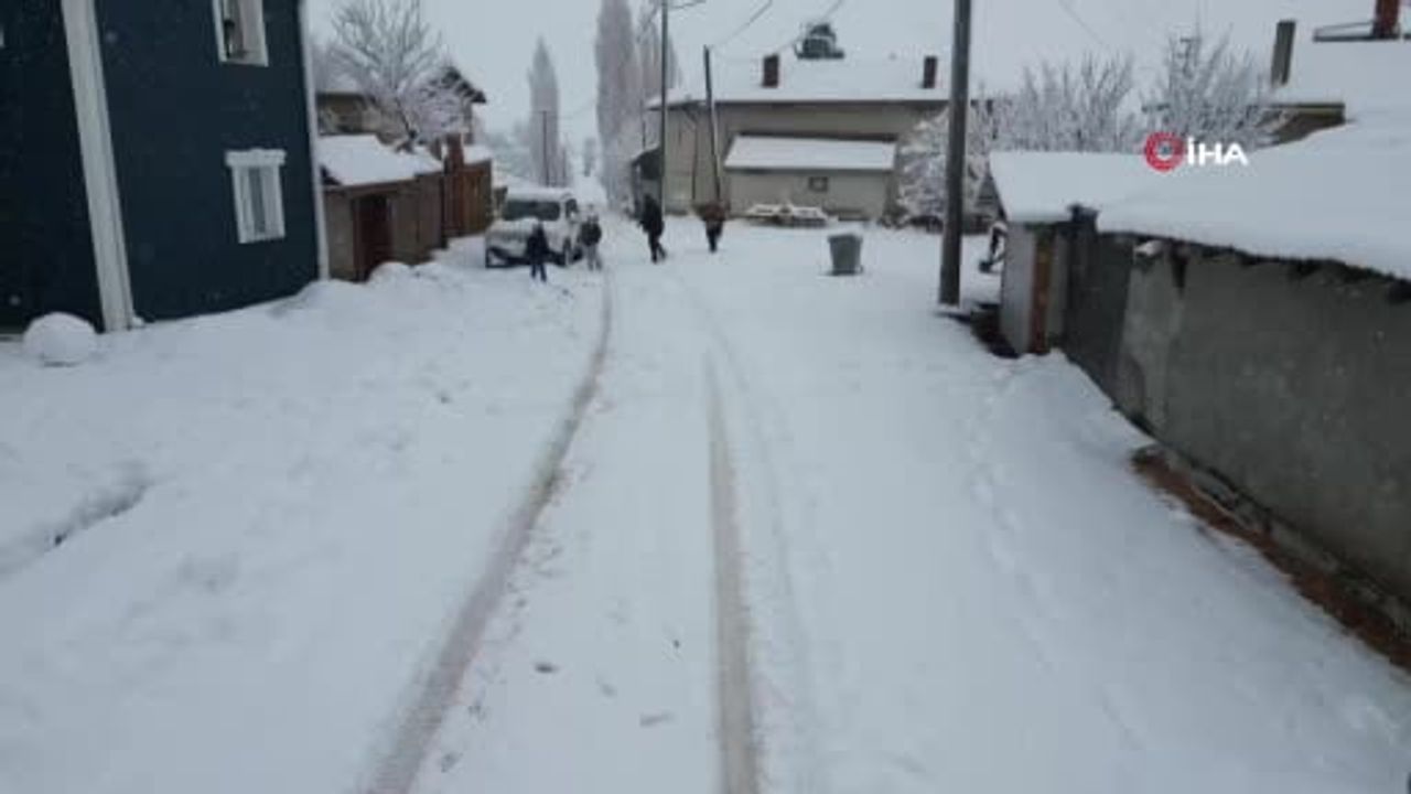 Mihalıççık’ta kar örtüsü 25 santimetreyi aştı