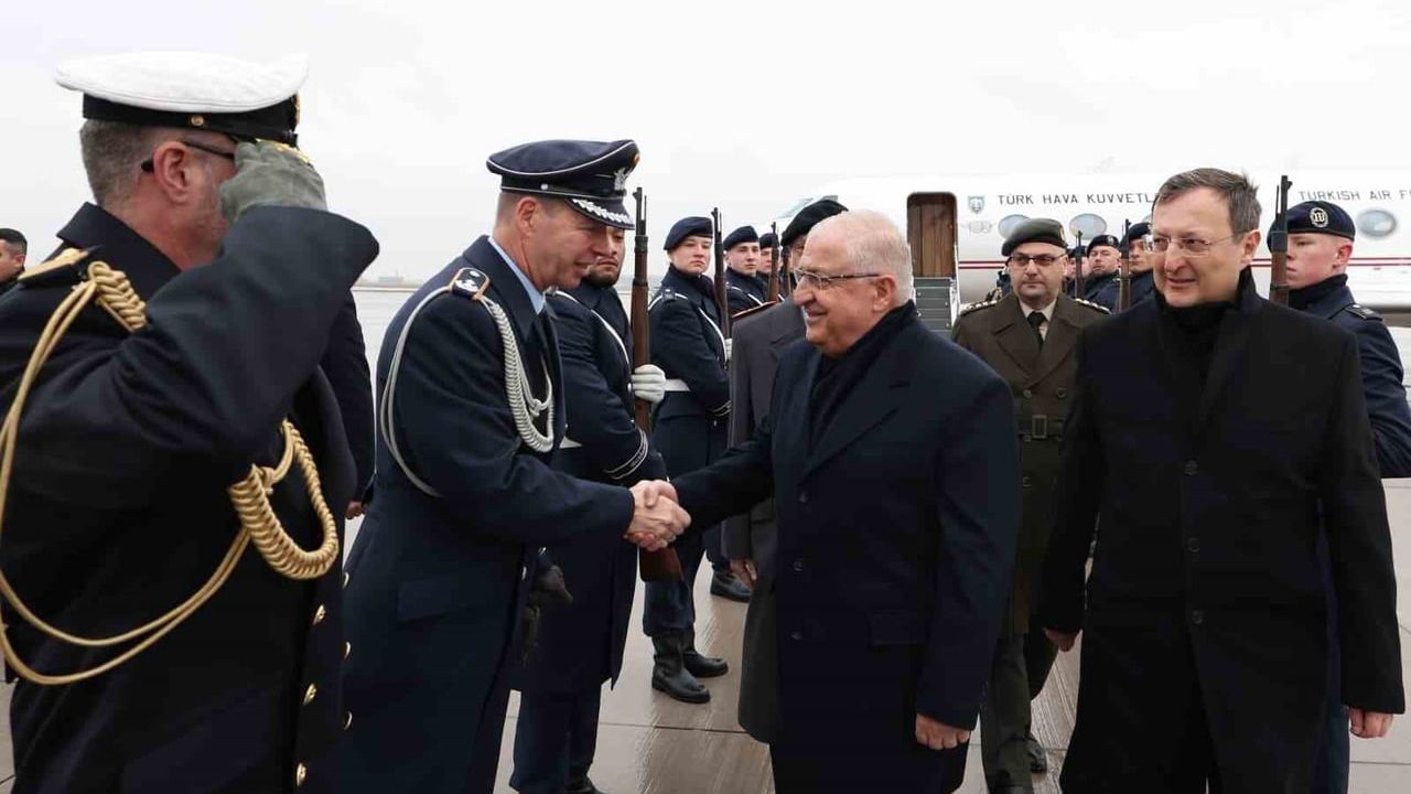 Milli Savunma Bakanı Yaşar Güler Berlin'de temaslarda bulundu
