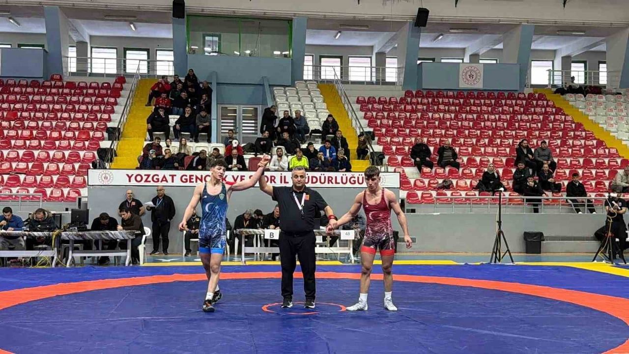 Minderde Kayseri rüzgarı: U17 Grekoromen grup müsabakalarında madalyalar