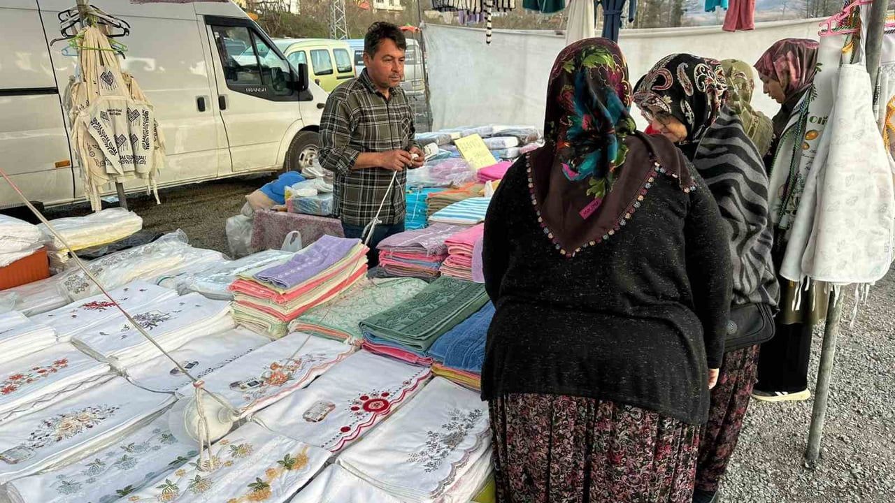 Mollabey'de Ucuzluk Pazarı Yoğun İlgiyle Açıldı