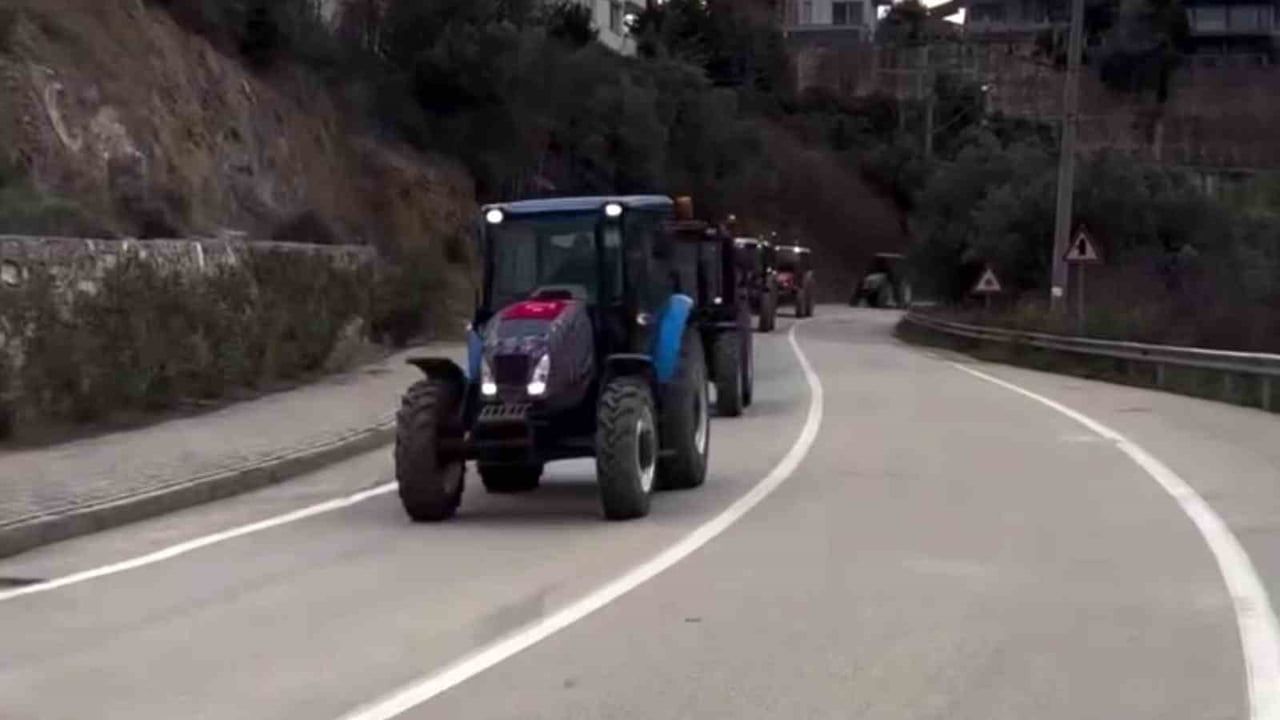 Mudanya’da köylüler belediyenin arazi satış kararını traktör konvoyuyla protesto etti