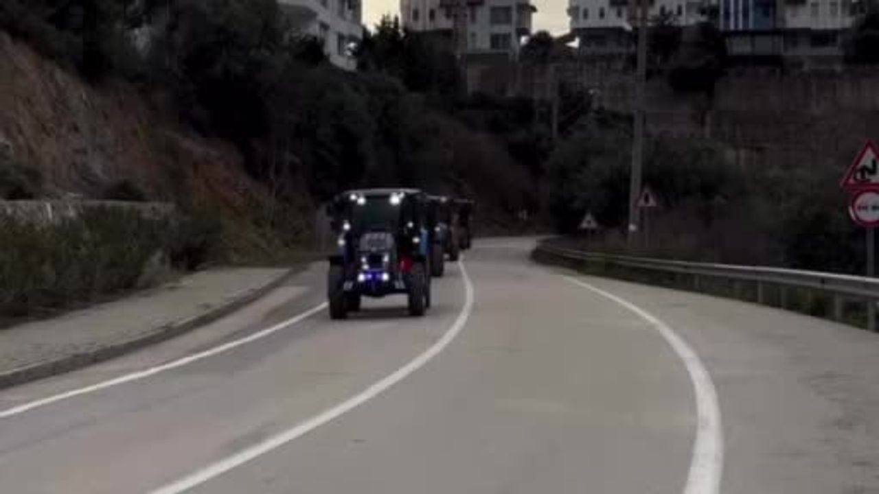 Mudanya'da köylüler belediyenin arazi satış kararını traktörlerle protesto etti