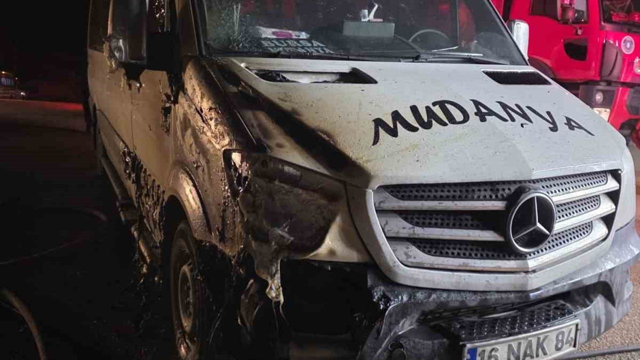 Mudanya’da minibüs duraklarında gece yangını