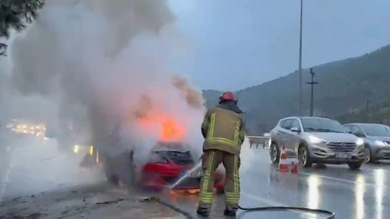 Mudanya Yolu'nda motor arızası sonrası otomobil alev aldı