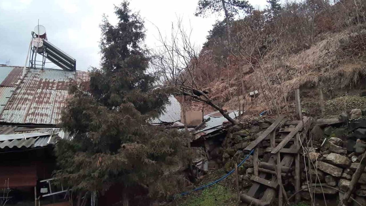 Mudurnu'da heyelan nedeniyle 3 ev tedbir amaçlı boşaltıldı