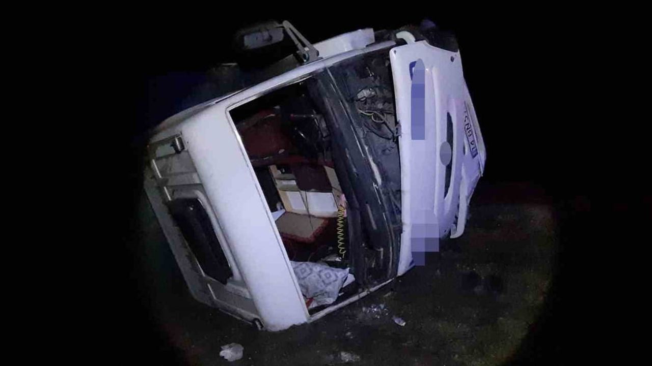 Mudurnu'da kamyon şarampole yuvarlandı: 1 kişi yaralandı