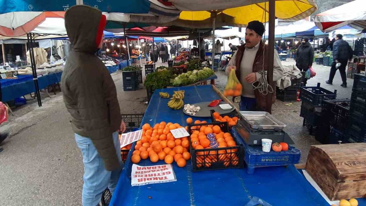 Mudurnu’da pazarcı takdir belgesi getiren öğrencilere vitamin hediye ediyor