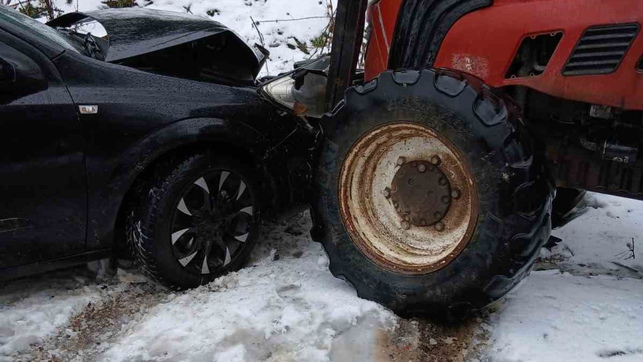 Mudurnu'da traktör ile otomobil çarpıştı: 1 yaralı