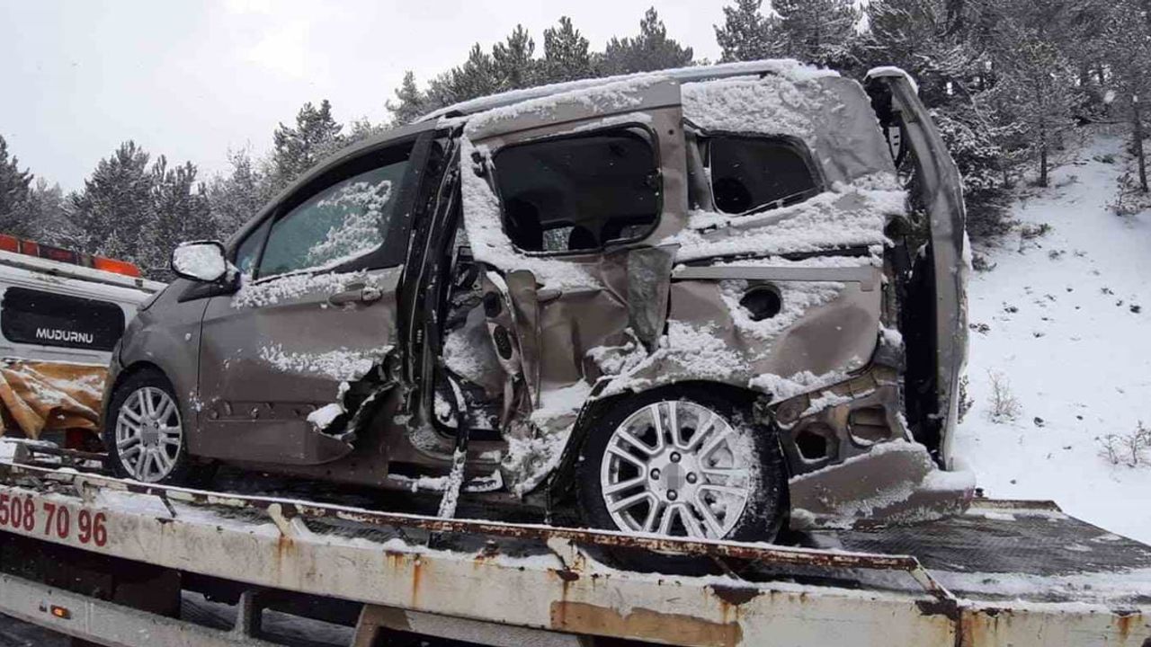 Mudurnu'da virajda çarpışma: 2 kişi yaralandı