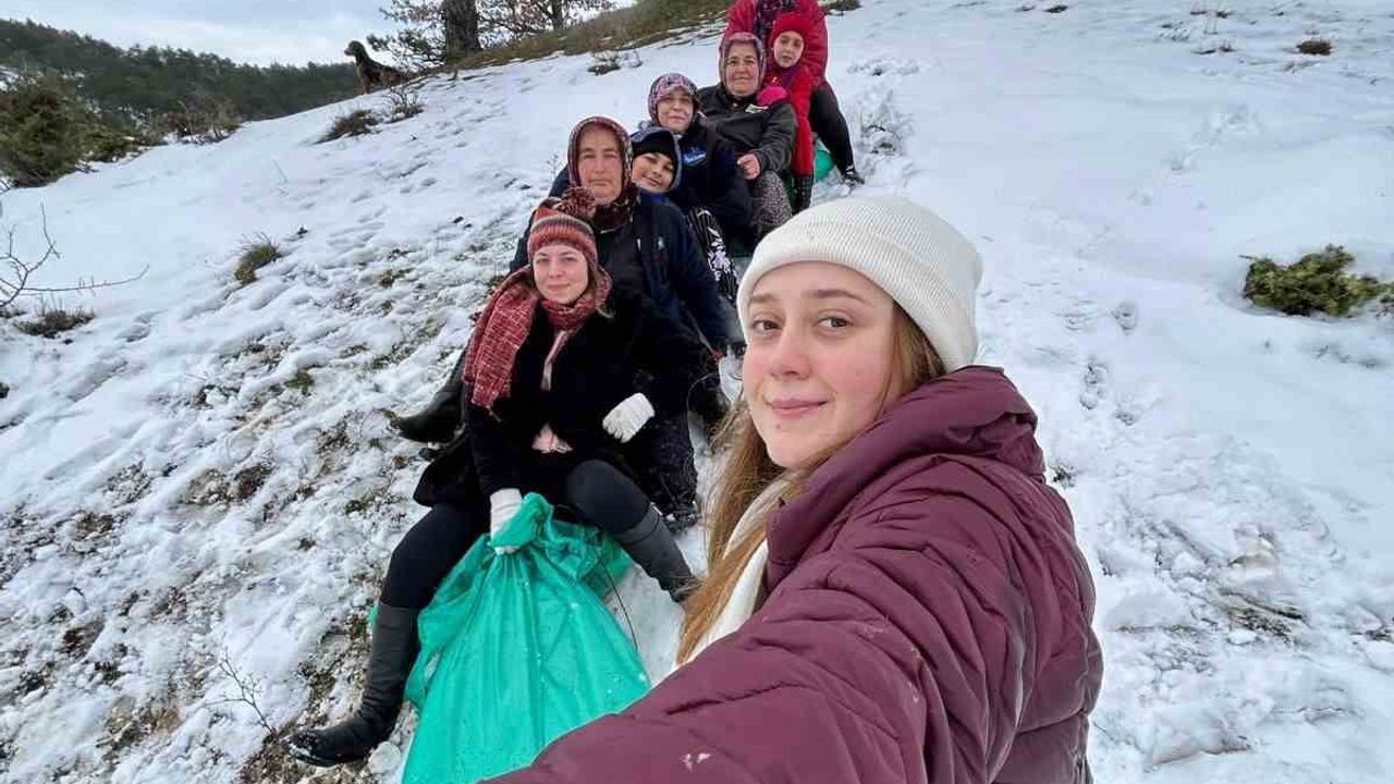 Mudurnu köylerinde çuval ve samanla kar eğlencesi