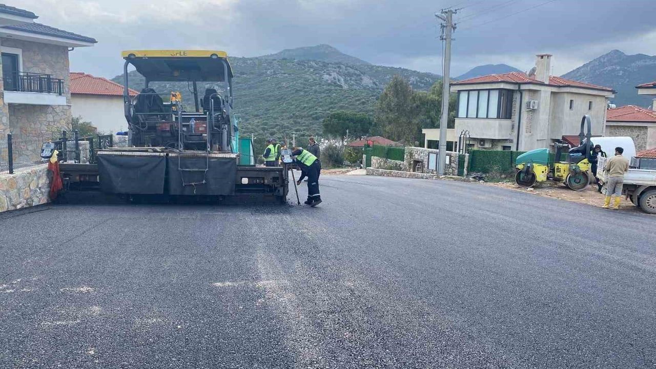 Muğla Büyükşehir Datça'da 53 bin metrelik yol ağını yeniliyor