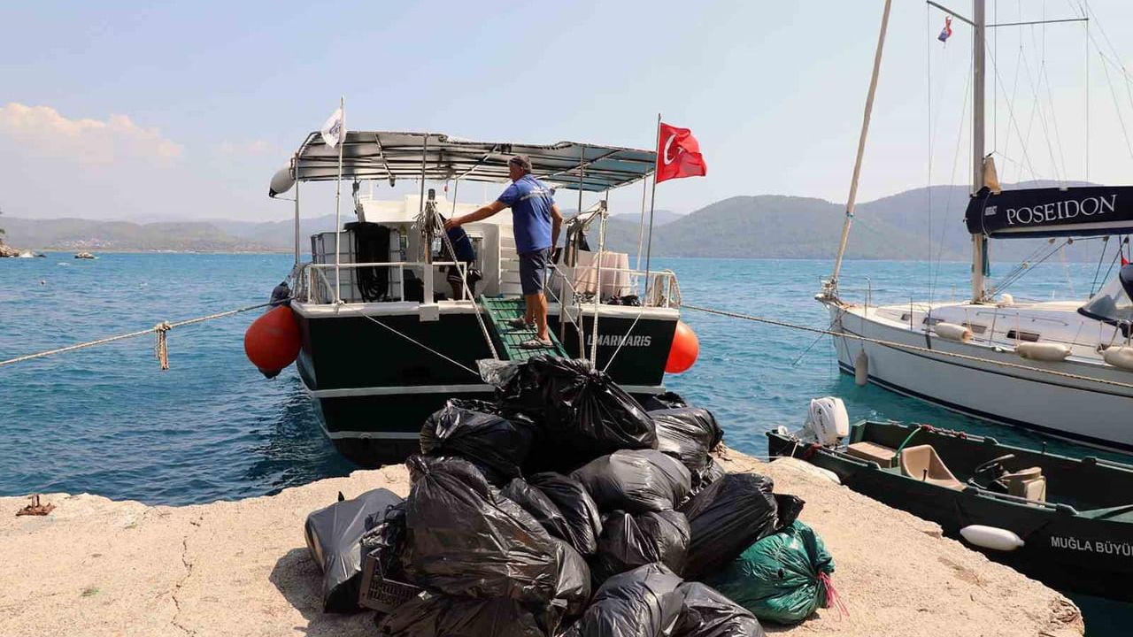 Muğla Büyükşehir’den Gökova ve Göcek’te araçsız koylarda kapsamlı kıyı temizliği