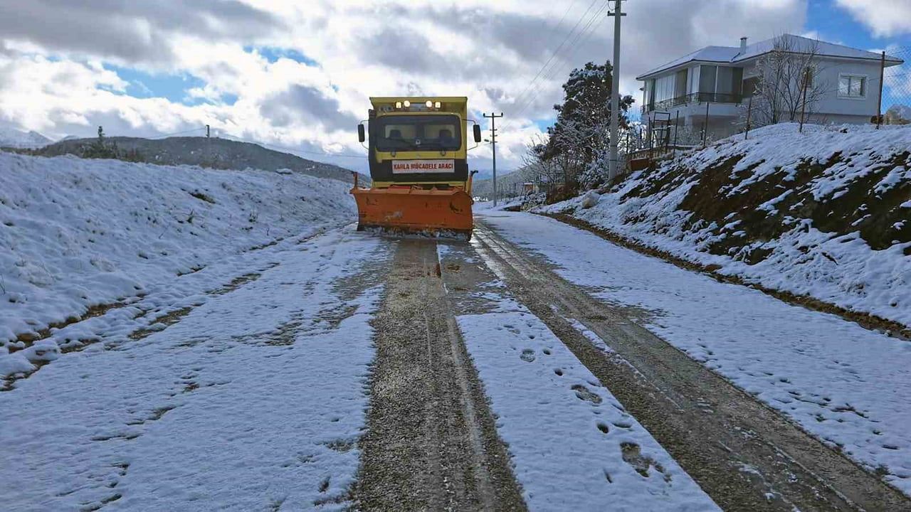 Muğla’da karla mücadele sürüyor — Ekipler 7/24 yolları açık tutuyor