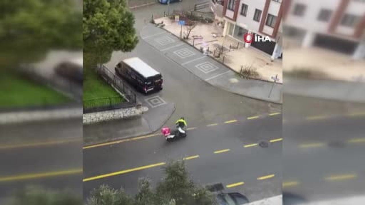 Muğla'da motokurye tıkanan mazgali temizledi, anlar kamerada