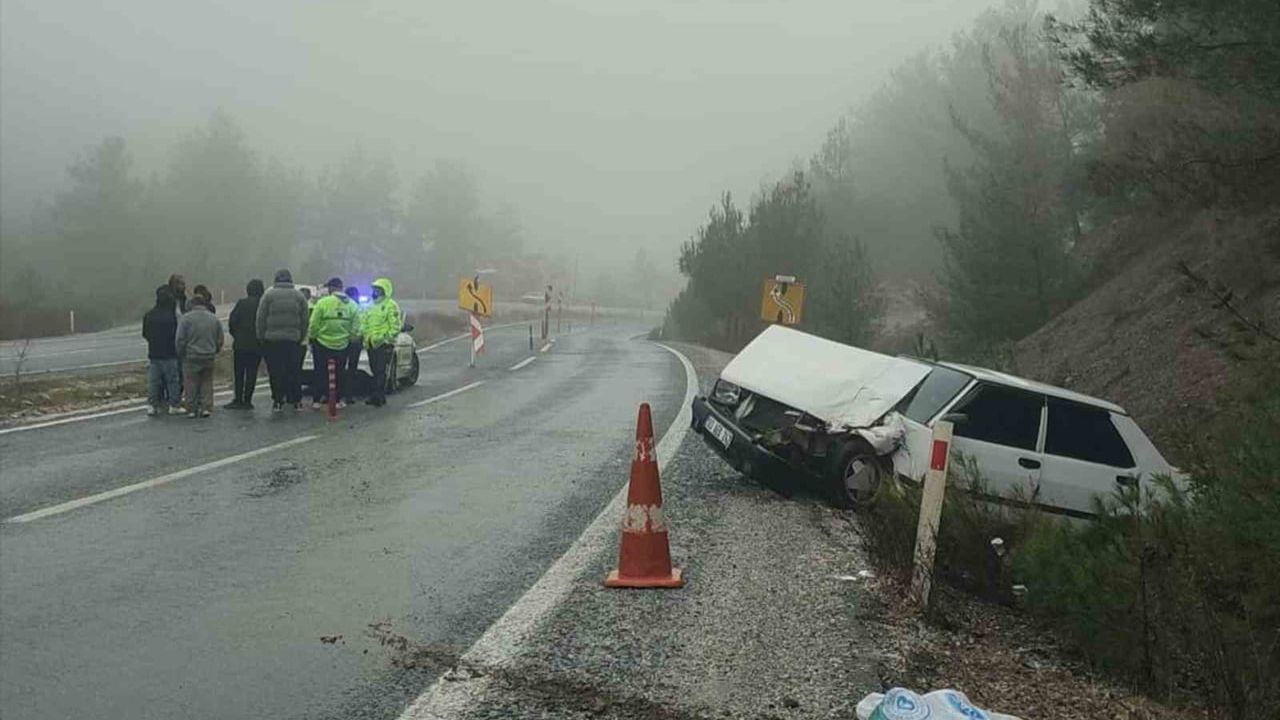 Muğla-Denizli karayolunda otobüs ile Tofaş otomobil çarpıştı