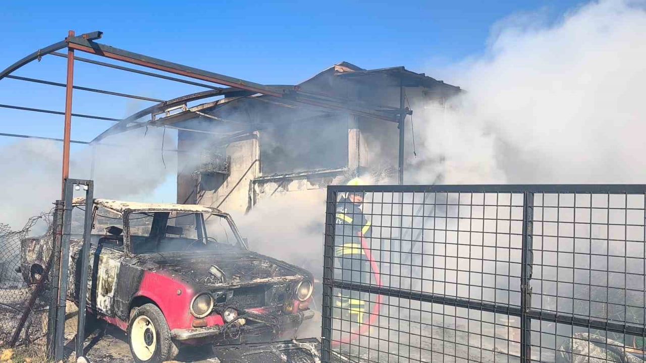 Muğla Menteşe'de bağ evinde çıkan yangın ev ve otomobili kullanılamaz hale getirdi