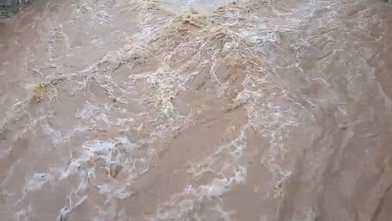 Muğla Ula Gökçe Mahallesi'nde dere taşkını: 'turuncu kodlu' uyarı sonrası sel