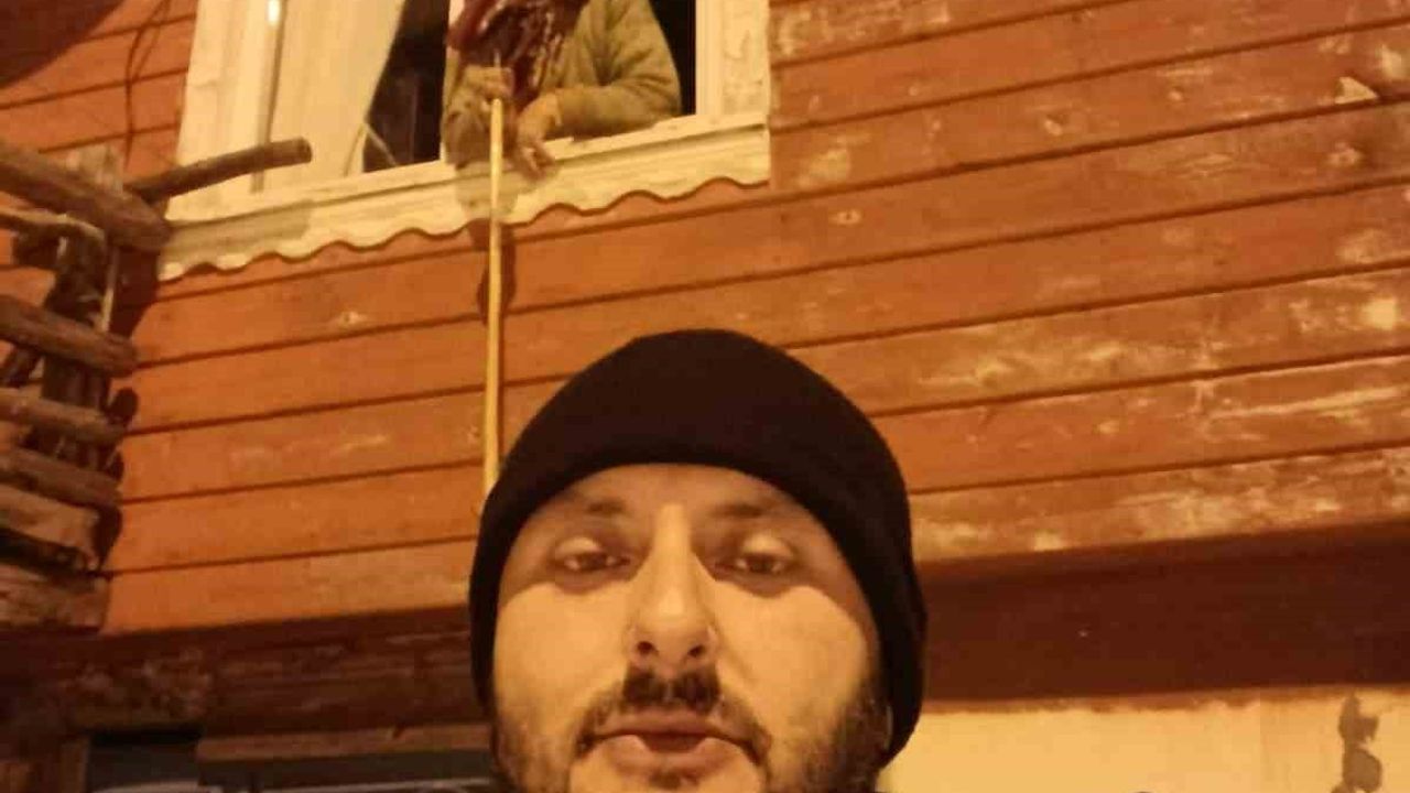 Muhtar, karla kaplı 2 kilometreyi yürüyerek 82 yaşındaki kadına ilaç ulaştırdı