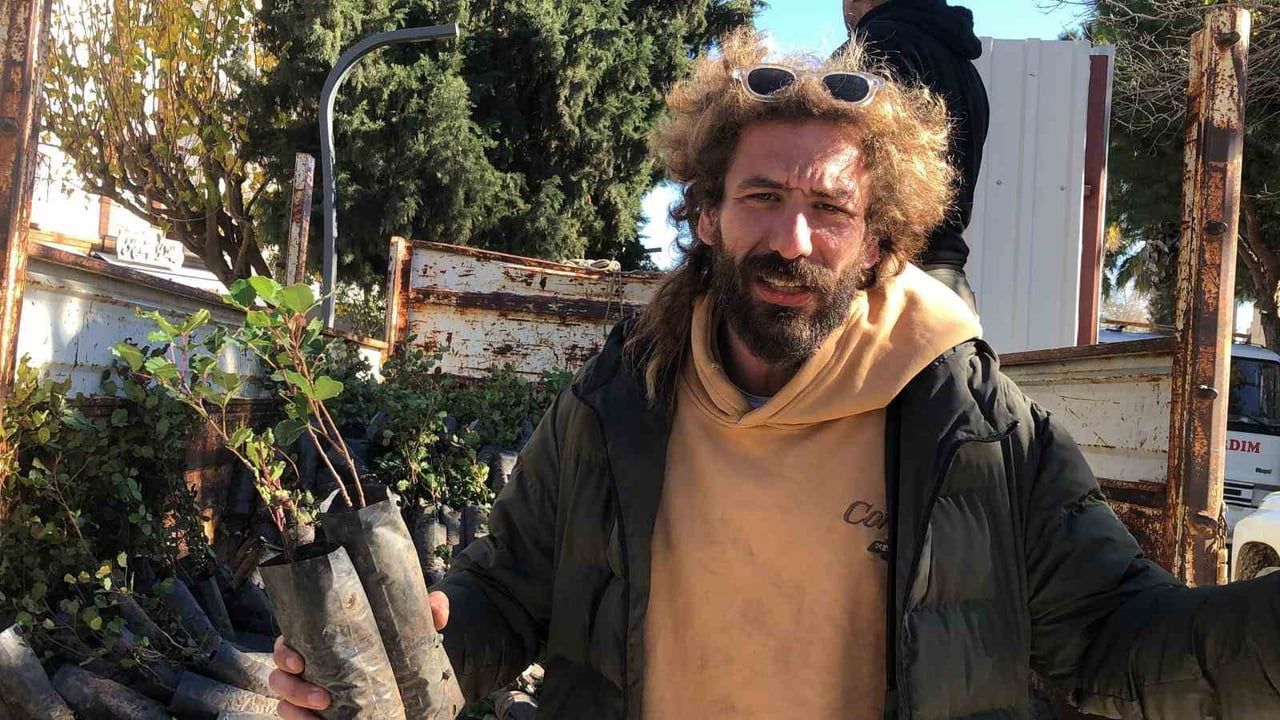 Muhtar Meriç Bora Datça'ya 2 bin harnup fidanı dağıttı