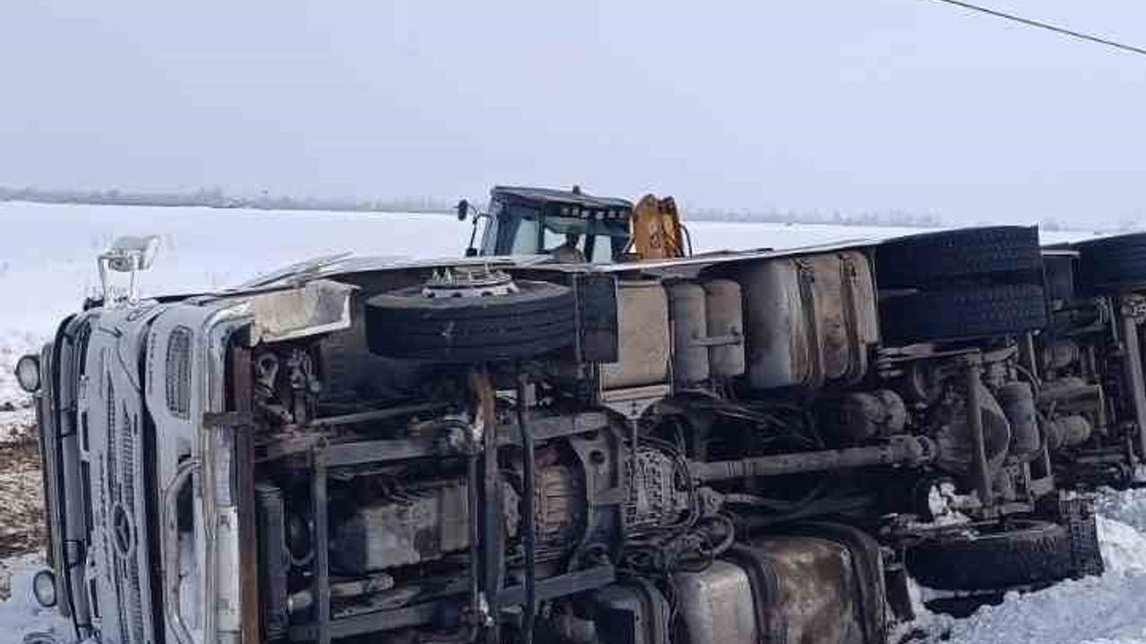 Muradiye'de gizli buzlanma sonucu tır devrildi