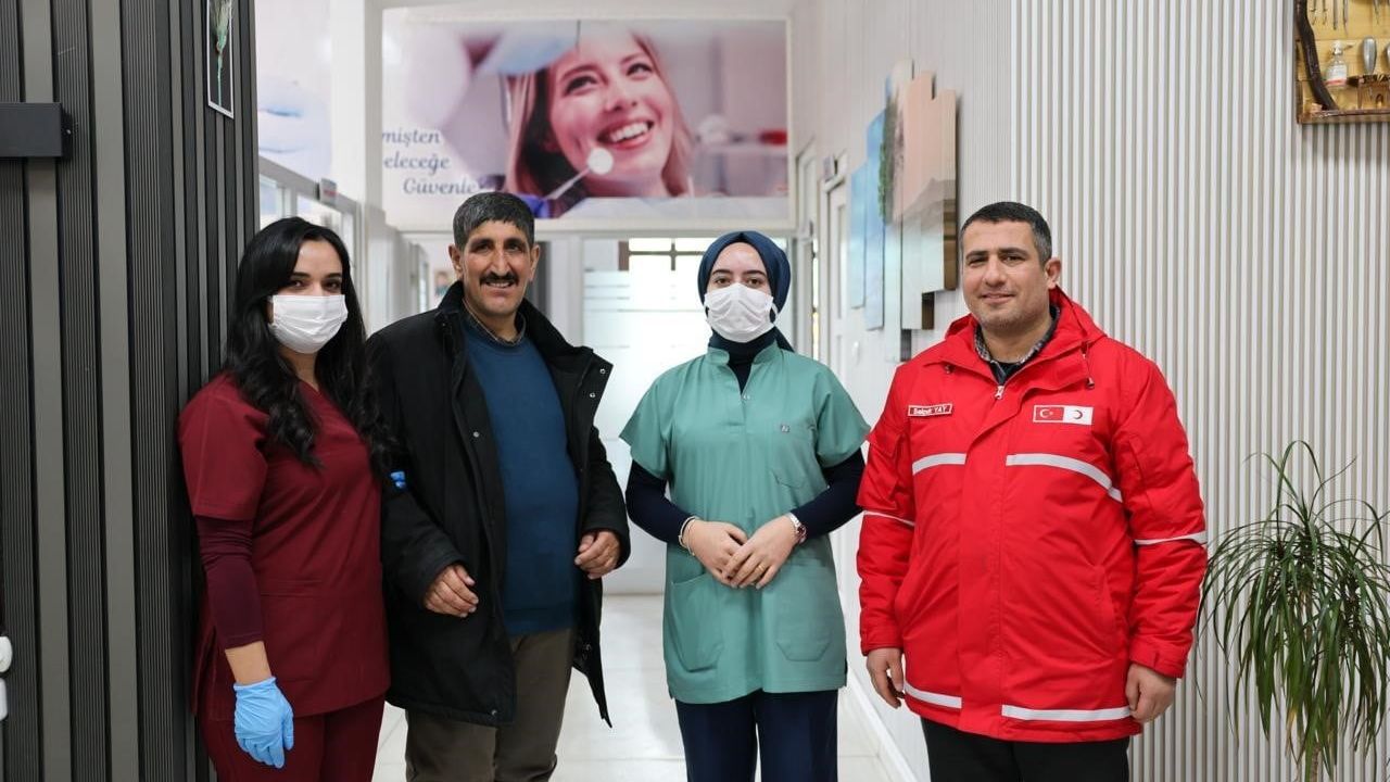 Muradiye’de gönüllü destekle yıllardır ertelenen diş tedavisi tamamlandı