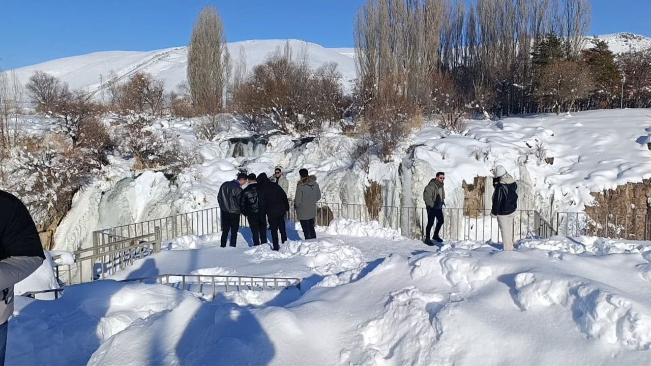 Muradiye Şelalesi buzla kaplandı — Travertenleri andıran kış manzarası
