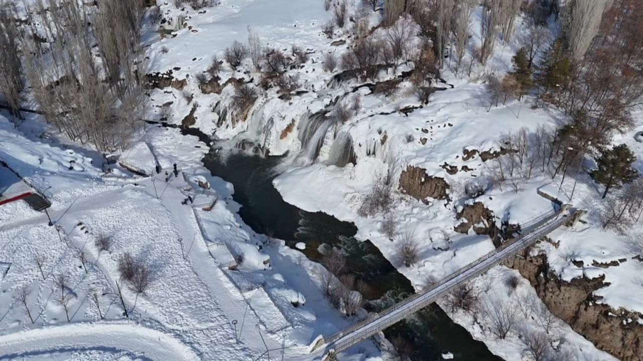 Muradiye Şelalesi kışın beyaz örtüsünü giydi