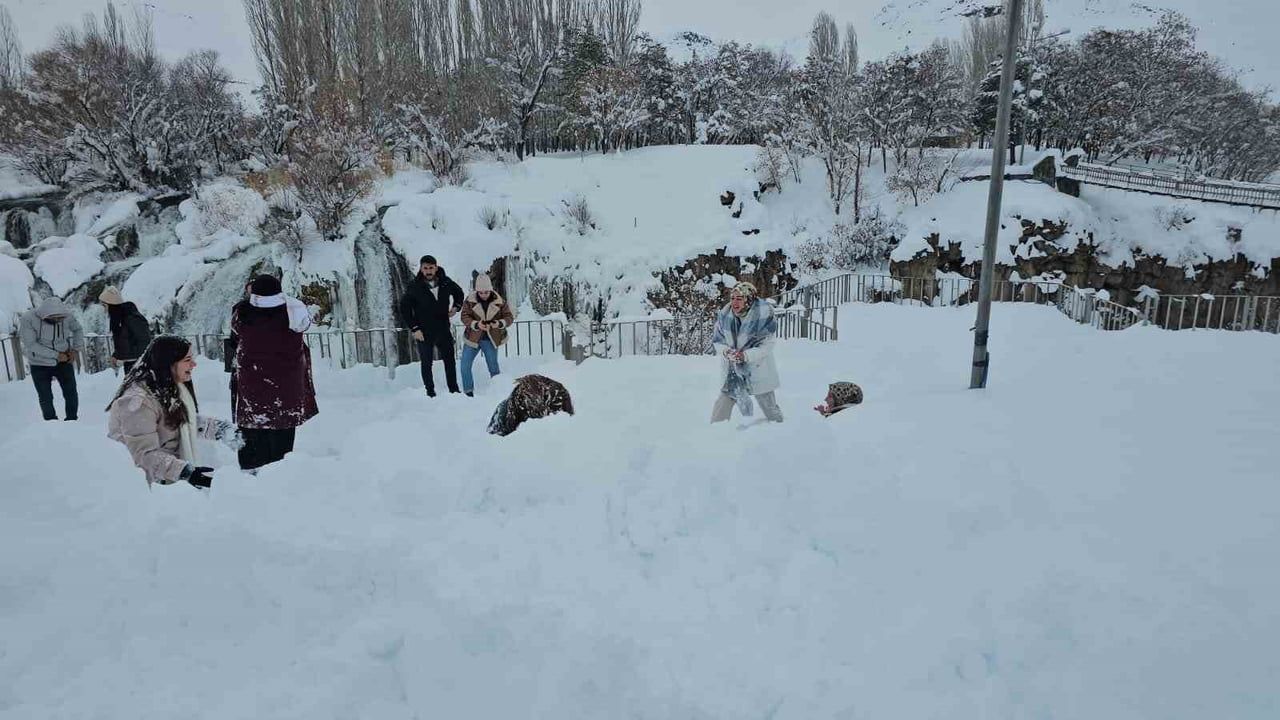 Muradiye Şelalesi'nde Kışın Kartpostallık Görüntüler