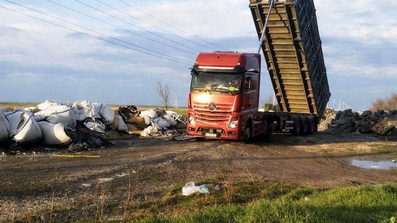 Muratlı'da çevre yoluna izinsiz atık döken kamyon ve sürücüsüne işlem başlatıldı