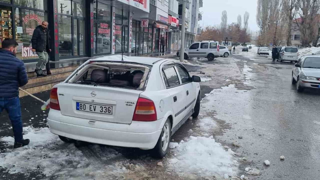 Muş Hasköy'de çatıda biriken kar kütlesi park halindeki otomobile zarar verdi