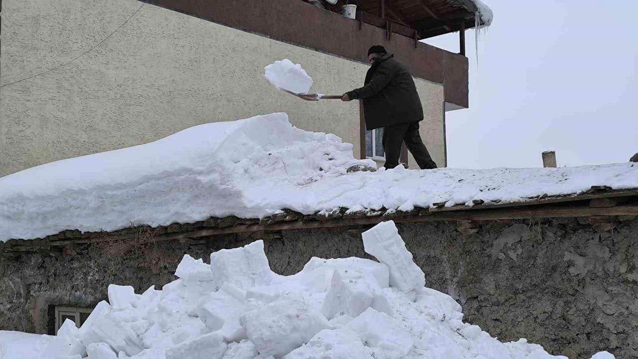 Muş Kale Mahallesi'nde yoğun kar çatılara yük bindirdi