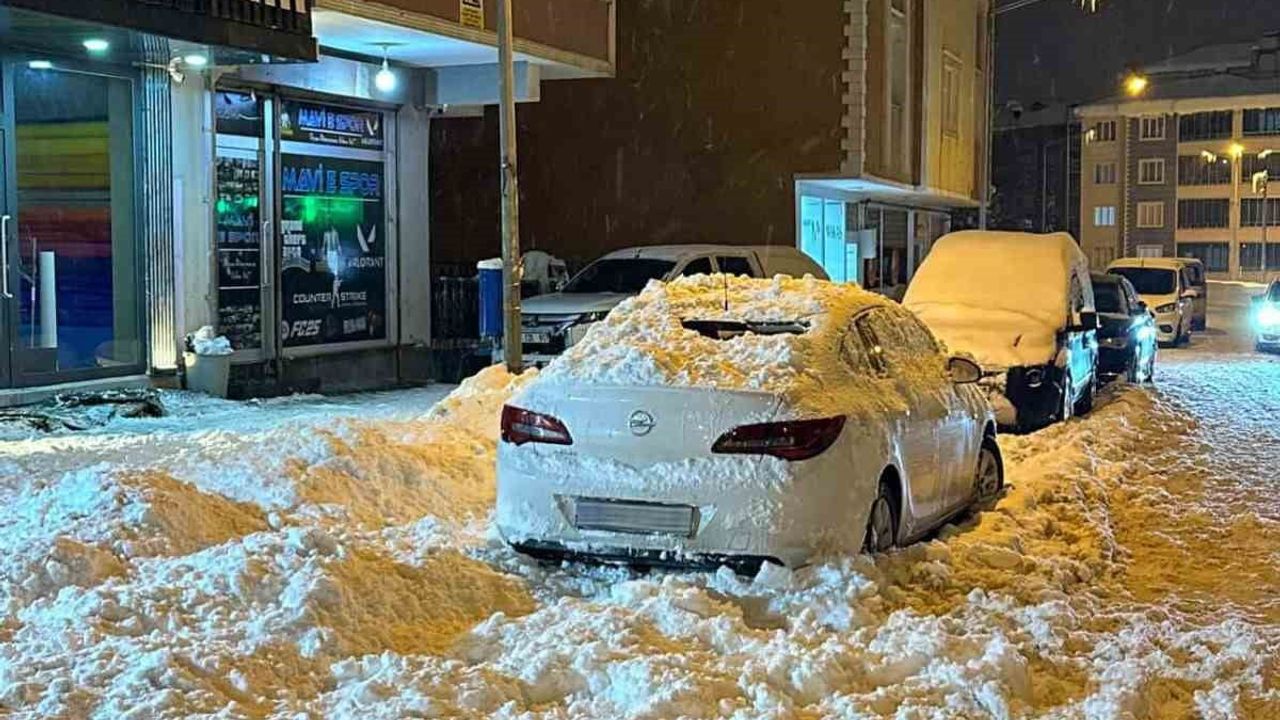 Muş’ta 5 katlı binanın çatısından düşen kar park halindeki otomobile zarar verdi