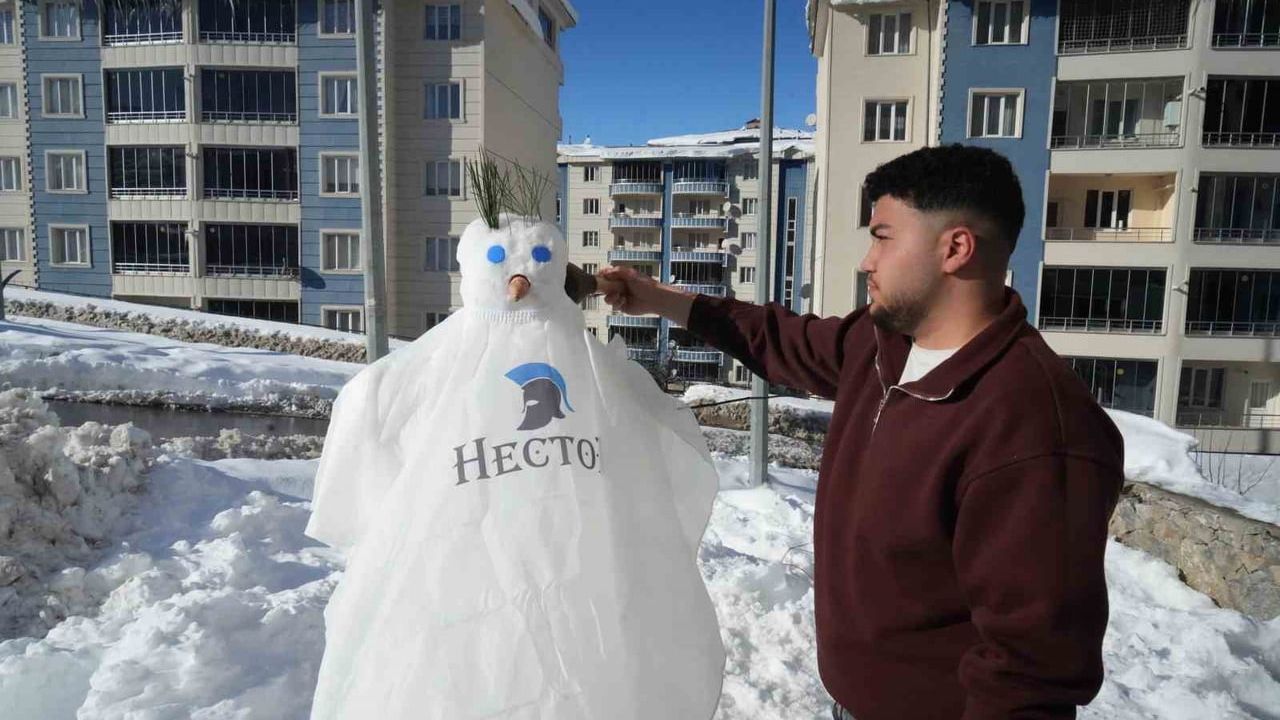 Muş’ta berberler kardan adamı tıraş ederek karı eğlenceye dönüştürdü