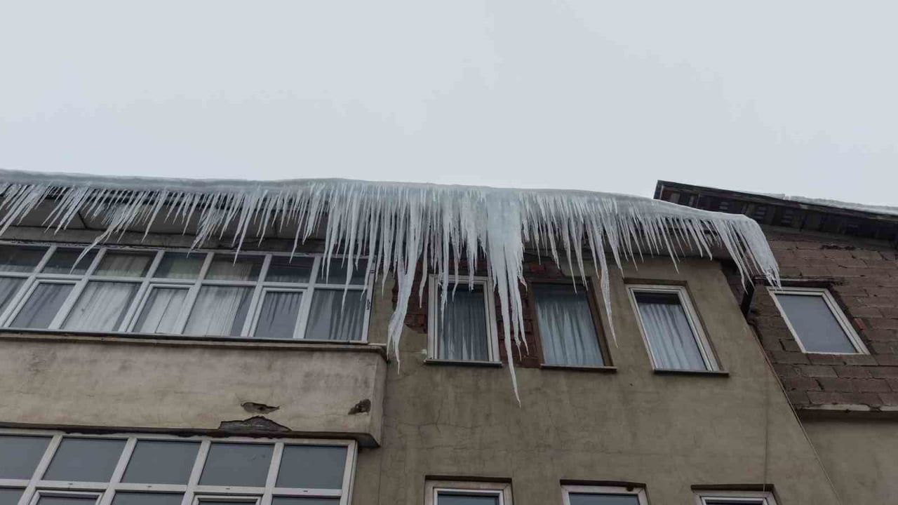 Muş'ta çatılarda oluşan dev buz sarkıtları tehlike oluşturuyor