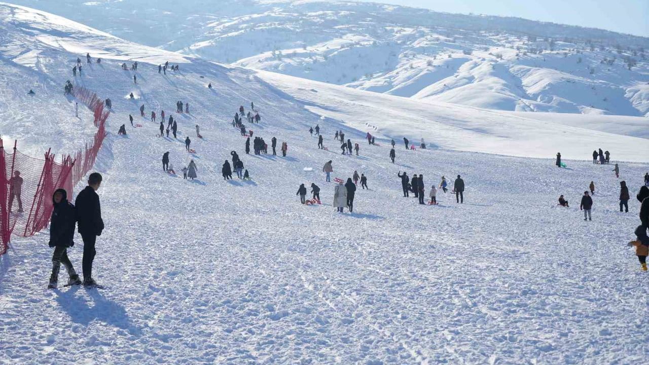 Muş’ta Güzeltepe Kayak Merkezi sezonu açıldı