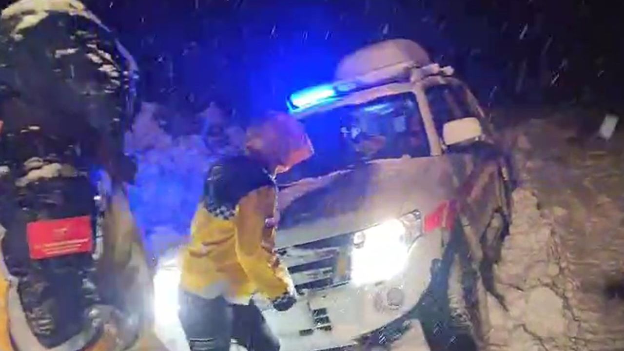 Muş’ta kar nedeniyle kapanan köy yolunda ambulans kurtarıldı, ateşli çocuğa müdahale edildi