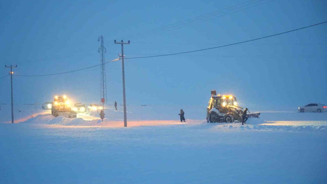 Muş’ta kar yağışı nedeniyle 368 köy yolu ulaşıma kapandı