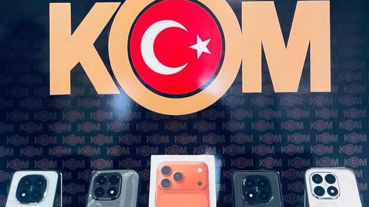 Muş'ta kargo paketinden 5 gümrük kaçağı cep telefonu çıktı